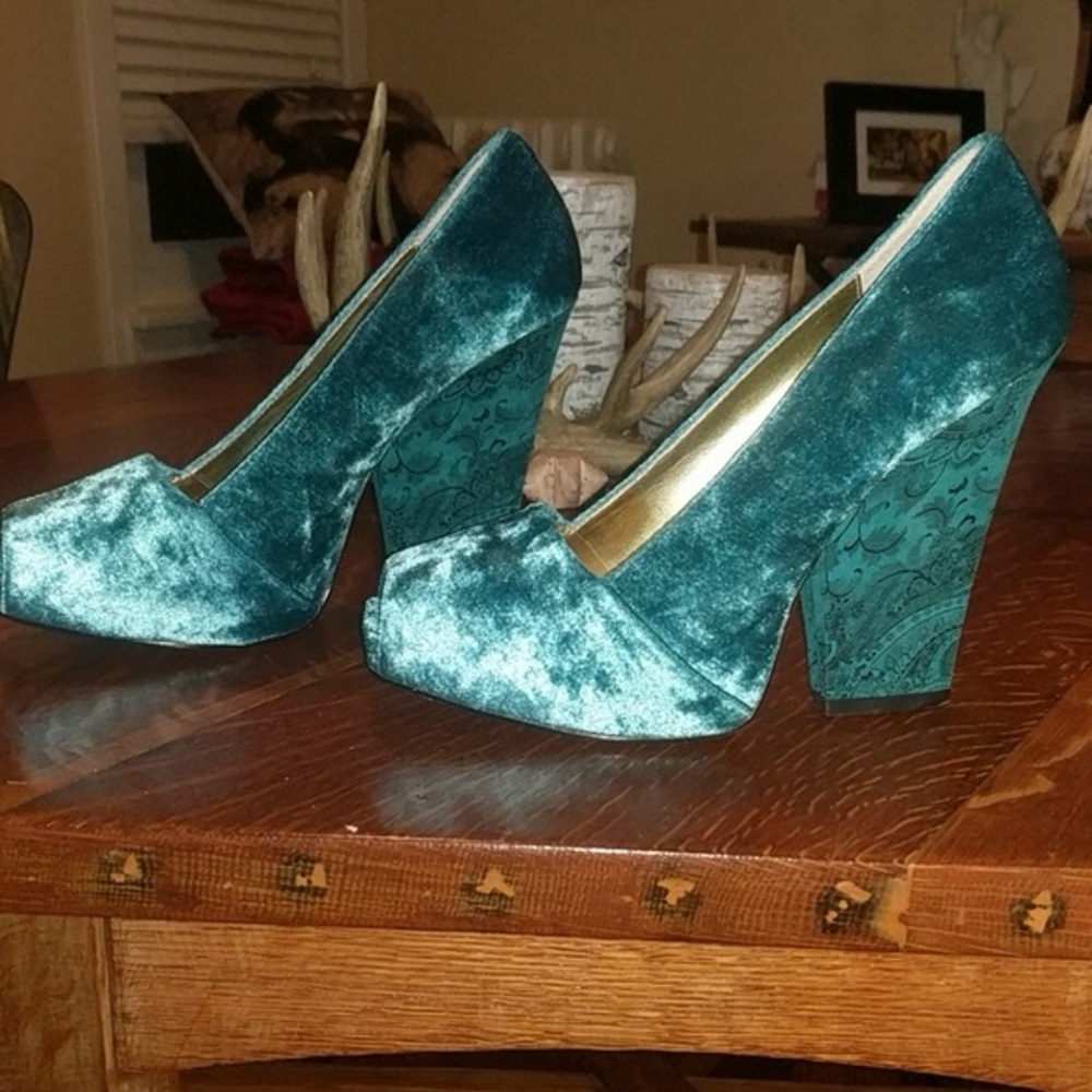 3 For 25 ZINC Turquoise Velvet Shoes  Size 7